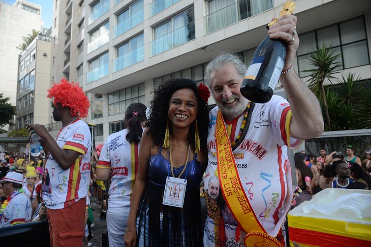 Cantores de samba Teresa Cristina e Moacyr Luz recebem homenagens no 56º carnaval da Banda de Ipanema