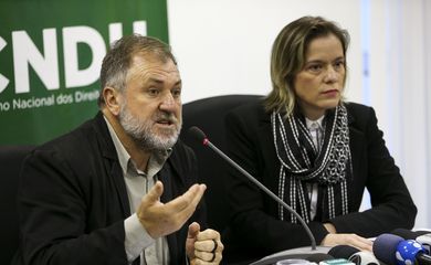 O vice-presidente do Conselho Nacional dos Direitos Humanos (CNDH), Darci Frigo, e a presidente, Fabiana Severo, durante entrevista coletiva sobre a violência no contexto das eleições 2018. 
