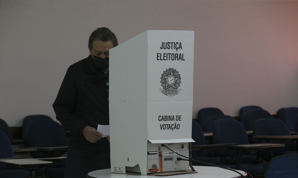 Eleições,Eleitores em Filas de Votações no Unieuro e Colegio Lasalle.
