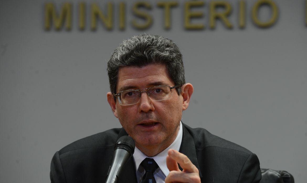O ministro da Fazenda, Joaquim Levy, comenta a perda do grau de investimento pelo Brasil, de acordo com avaliação da Standard and Poor’s, em coletiva no ministério (Fabio Rodrigues Pozzebom/Agência Brasil)