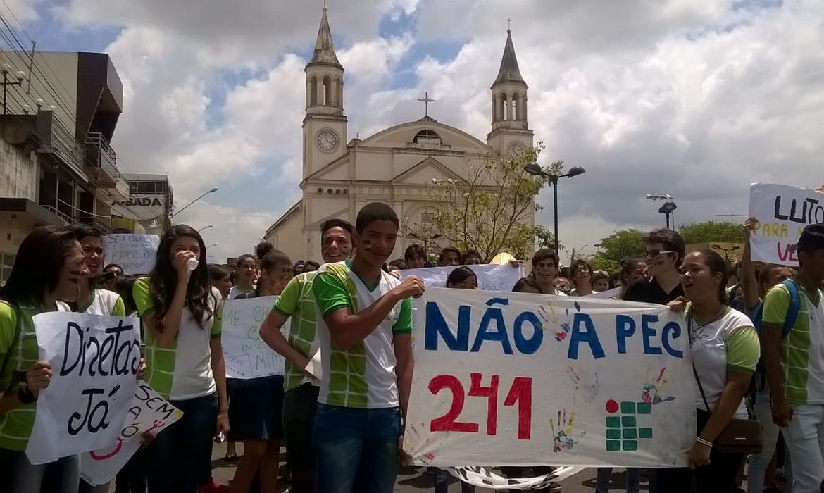 Estudantes da Universidade Federal de Pernambuco, que ocupam o campus de Vitória de Santo Antão, e do Instituto Federal de Pernambuco fizeram manifestação conjunta contra a PEC 241