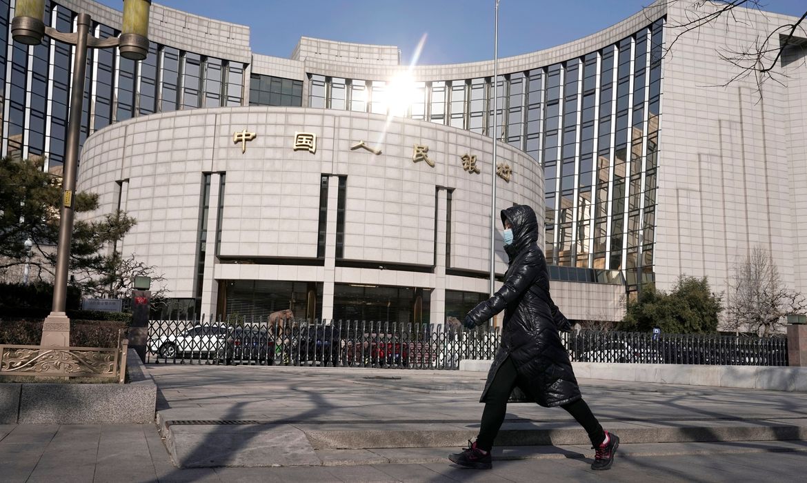 REUTERS / Jason Lee/ Direitos reservados Uma mulher usando uma máscara passa pela sede do Banco Popular da China, o banco central, em Pequim, na China, quando o país é atingido por um surto do novo coronavírus, em 3 de fevereiro de 2020. REUTERS / Jason Lee