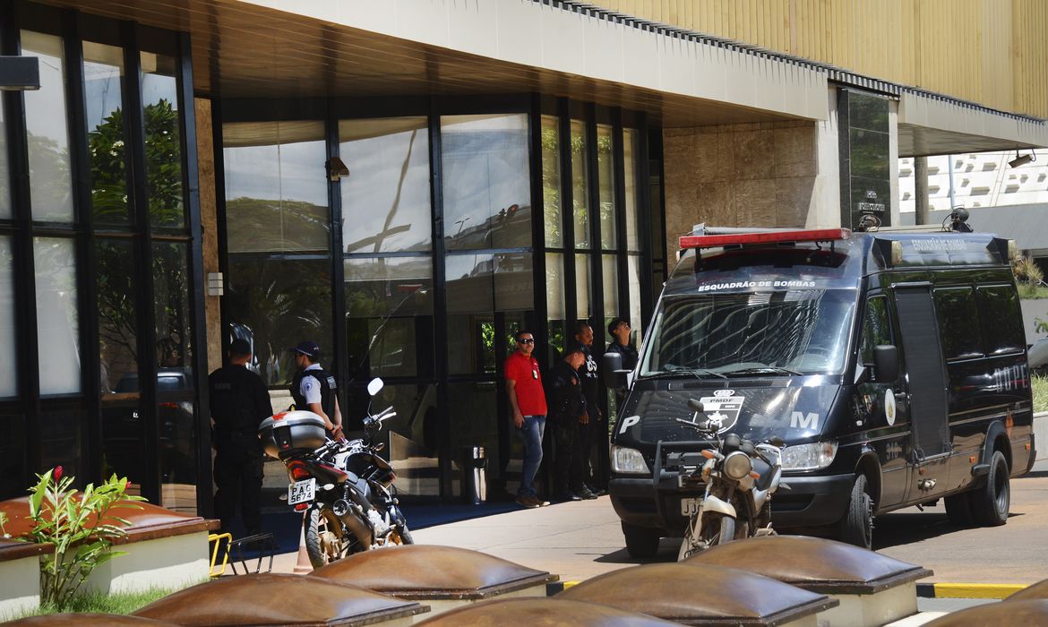 Brasília - Ameaça de bomba à sede da Confederação Nacional da Indústria (CNI)mobiliza policiais militares e bombeiros, além de cães farejadores (Antonio Cruz/Agência Brasil)