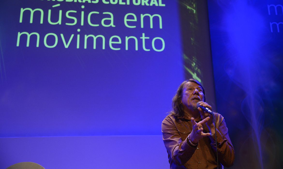 O músico Lenine fala durante lançamento, no Rio de Janeiro, do edital de patrocínio Petrobras Música em Movimento 2018, que vai selecionar projetos musicais a serem patrocinados pela companhia. 