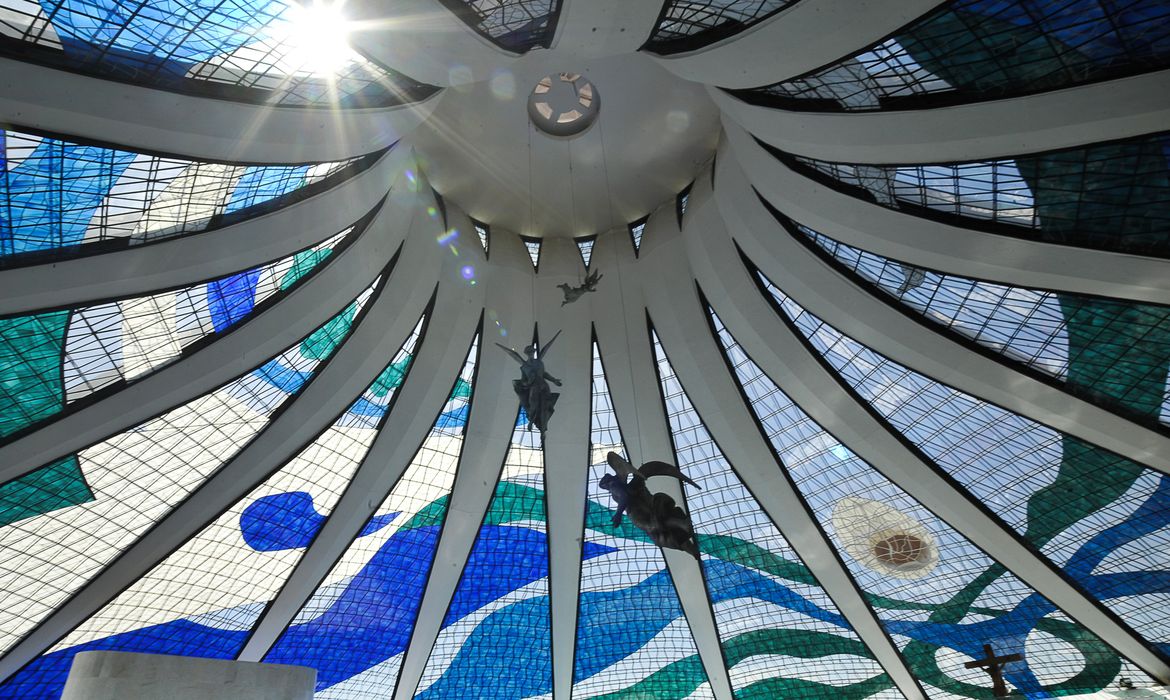 Uma das peças mais importantes do acervo de Oscar Niemeyer, à Catedral de Brasília completa 45 anos neste domingo (Marcello Casal Jr/Agência Brasil)