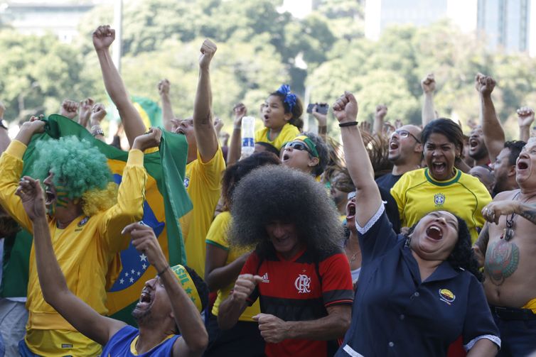 Torcedores comemoram vitória do Brasil no jogo contra a Costa Rica na Praça Mauá, região central do Rio. 