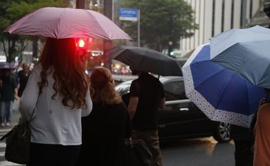 São Paulo (SP), 18/10/2024 -  Chuva leve no final da tarde de sexta-feira (18) na avenida Paulista. Foto: Paulo Pinto/Agência Brasil
