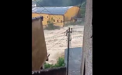 Chuvas em Petrópolis - Fortes chuvas provocam inundações e deslizamentos em Petrópolis. Frame: X/@Netodovovô