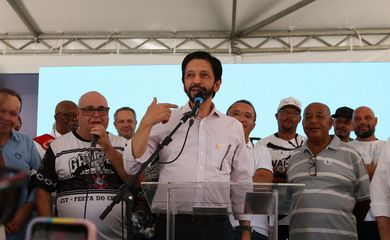 O prefeito de São Paulo, Ricardo Nunes, discursa na entrega das obras da Fábrica do Samba, projetada para as atividades de produção das escolas de samba, na Barra Funda.