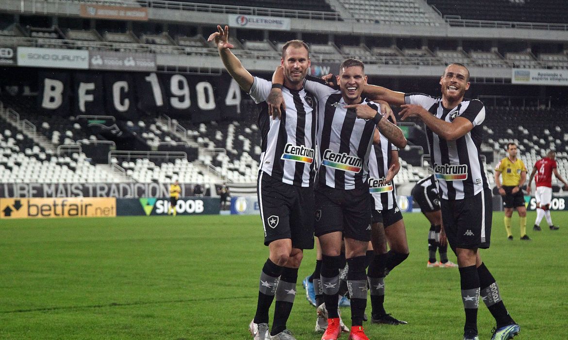 Botafogo bate Brasil-RS e sobe na tabela da Série B
