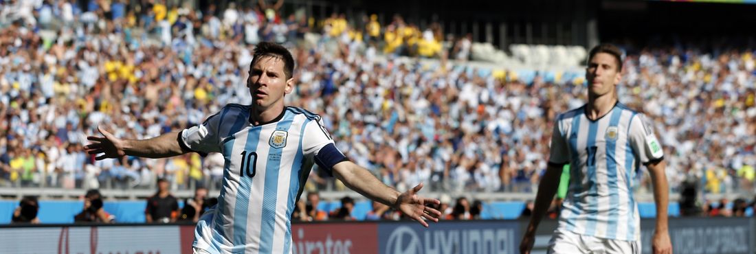 Aos 48 minutos do segundo tempo, Messi faz o gol que salva a Argentina do empate de 0 a 0