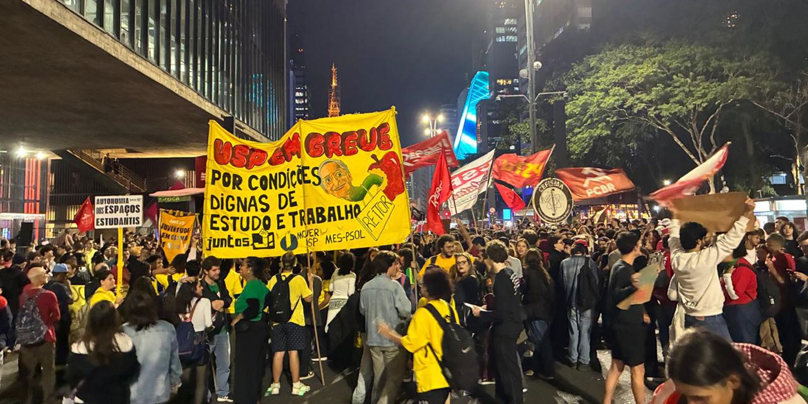 Estudantes da USP realizam protesto em São Paulo por melhores condições