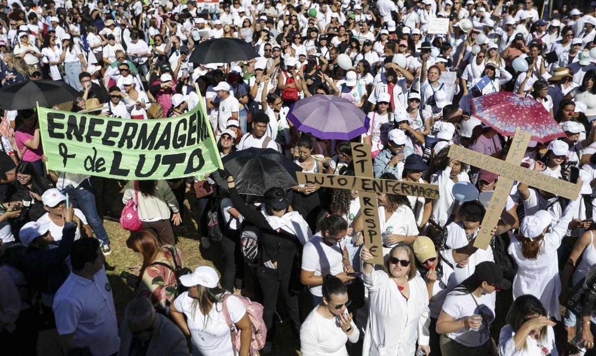 Brasília (DF), 28/06/2023 - Profissionais de enfermagem realizam manifestação em defesa da implementação do piso salarial da enfermagem. Foto: Marcelo Camargo/Agência Brasil
