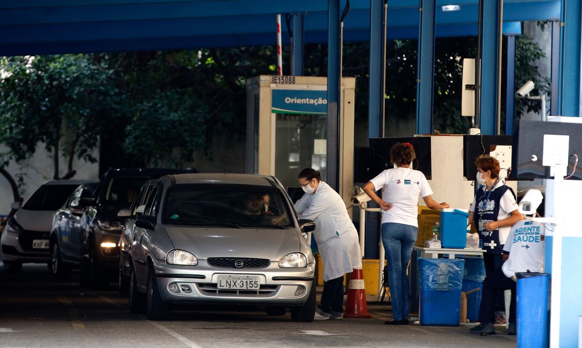 Agentes de saúde vacinam contra a gripe pelo sistema drive thru nos postos do Detran-RJ