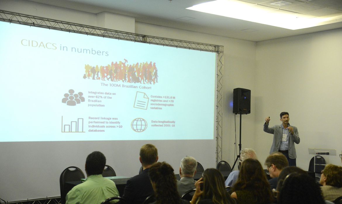 Rio de Janeiro (RJ), 14/02/2023 – O pesquisador da Fiocruz, Pablo Ramos apresenta o projeto Sistema de Alerta Precoce para Surtos com Potencial Epi-Pandêmico na G-STIC Rio, na região central da cidade. Foto Tomaz Silva/Agência Brasil