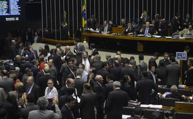Brasília - O presidente do Senado, Renan Calheiros, preside sessão do Congresso no plenário da Câmara dos Deputados para analisar e votar vetos (Antonio Cruz/Agência Brasil)