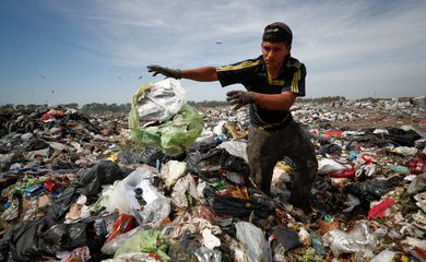Diego, 19, vasculha lixão em Lujan, perto de Buenos Aires