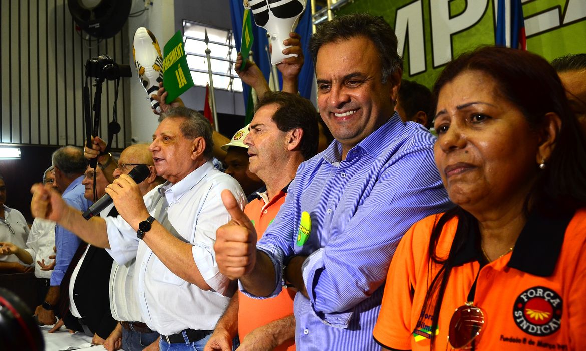 São Paulo - Os deputados Paulinho da Força e Roberto Freire, mais o senador Aécio Neves, participam de ato pró-impeachment, no Sindicato dos Trabalhadores nas Indústrias da Construção Civil  (Rovena Rosa/Agência Brasil)