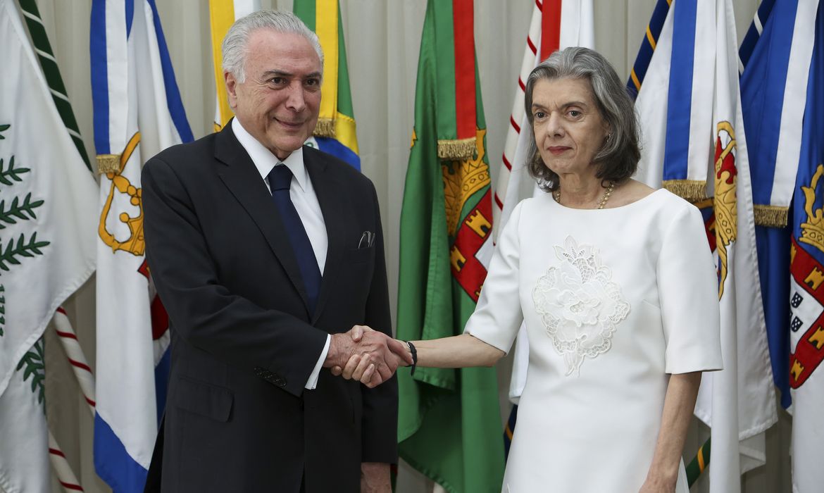 Brasília - O presidente Michel Temer transmite o cargo para a presidente do Supremo Tribunal Federal, ministra Cármen Lúcia  (Marcos Corrêa/PR)