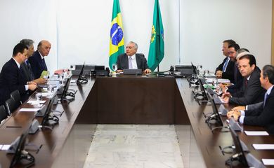 Brasília - O presidente interino Michel Temer, ministros da área econômica e líderes do governo discutem medidas de incentivo ao crescimento da economia (Antonio Cruz/Agência Brasil)