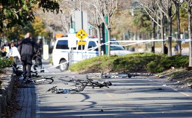 Homem invade faixa de ciclistas, atropela e mata seis pessoas em Nova York