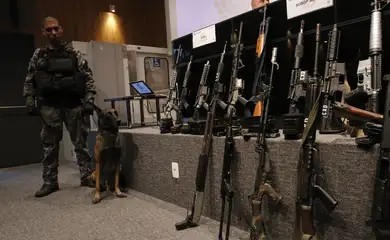 Operação conjunta das polícias Civil e Militar no Complexo da Maré, apreende fuzis e munição em paiol do tráfico de drogas.