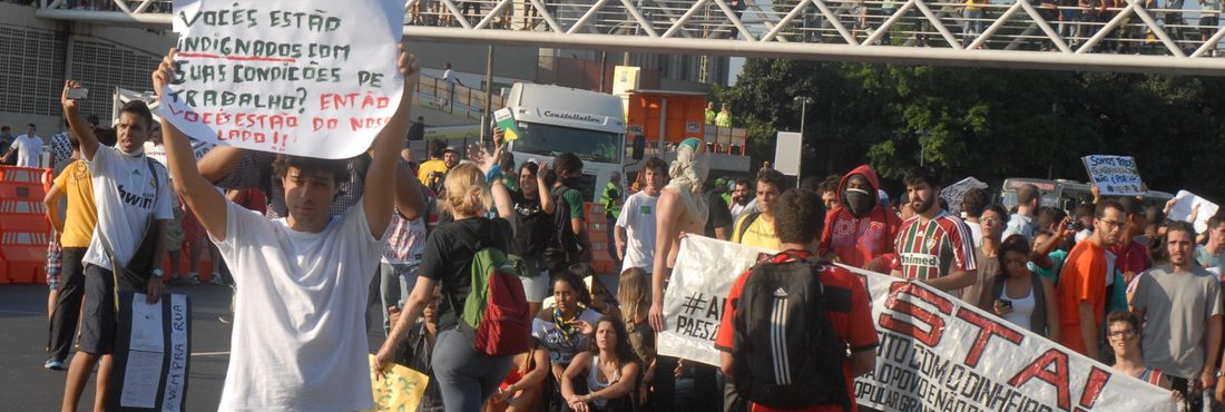 manifestantes próximos do Maracanã