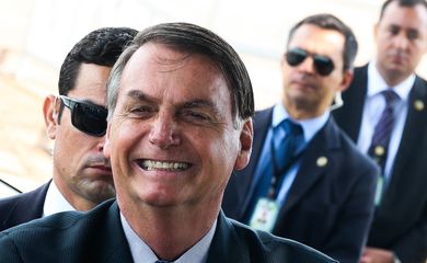 Presidente Jair Bolsonaro cumprimenta turistas no Palácio da Alvorada