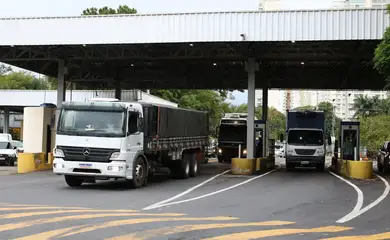 Portão de acesso da Companhia de Entrepostos e Armazéns Gerais de São Paulo - CEAGESP, na Vila Leopoldina.