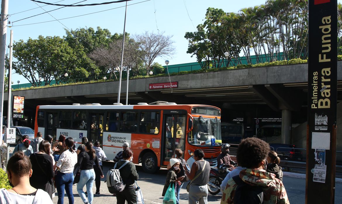 Greve do Metrô de São Paulo causa aglomerações em pontos de ônibus |  Agência Brasil