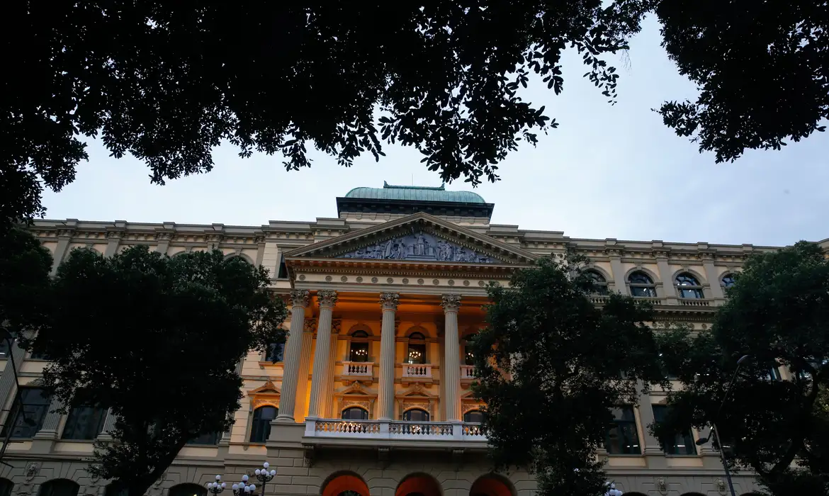 Reinauguração da fachada restaurada da Biblioteca Nacional, na Cinelândia, Rio de Janeiro.