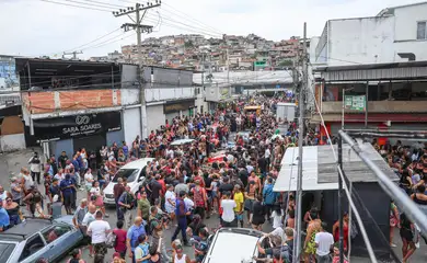 Rio de Janeiro (RJ), 29/10/2025 - Dezenas de corpos são trazidos por moradores para a Praça São Lucas, na Penha, zona norte do Rio de Janeiro. Operação Contenção.
Foto: Tomaz Silva /Agência Brasil