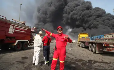 Combate a incêndio em porto no Irã se mantém pelo terceiro dia