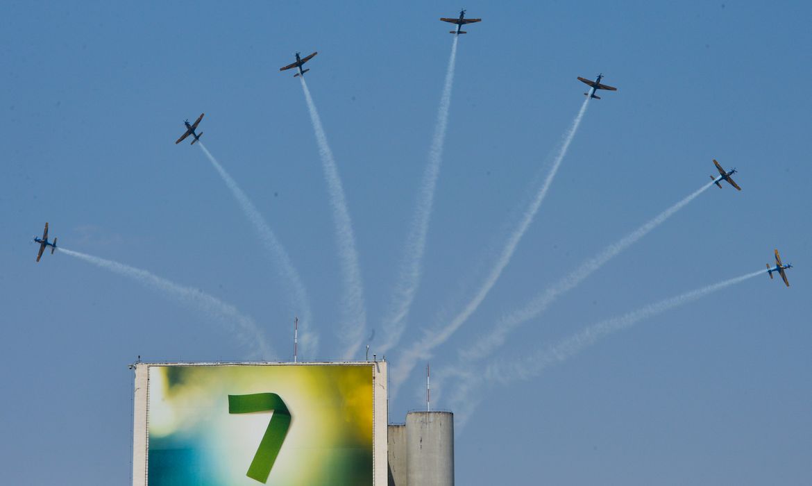 Esquadrilha da Fumaça volta ao céu de Brasília com os novos aviões A 29 Super Tucano. Em 2014, o grupo fez apenas um sobrevoo sem manobras (Valter Campanato/Agência Brasil)