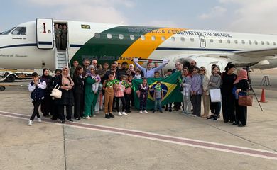 Gaza 13/11/2023- O grupo de 32 brasileiros e familiares que deixou a Faixa de Gaza no domingo, 12 de novembro, acaba de decolar do Egito para o Brasil, em voo da 
Foto: Itamaraty/Gov