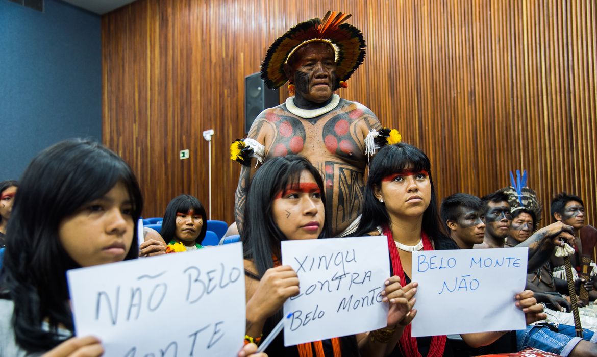 Brasília - Índios do Xingu fazem protesto durante coletiva da  presidenta do Ibama, Marilene Ramos, sobre o enchimento do reservatório da Usina Hidrelétrica de Belo Monte,  no Rio Xingu (Marcello Casal Jr/Agência Brasil)