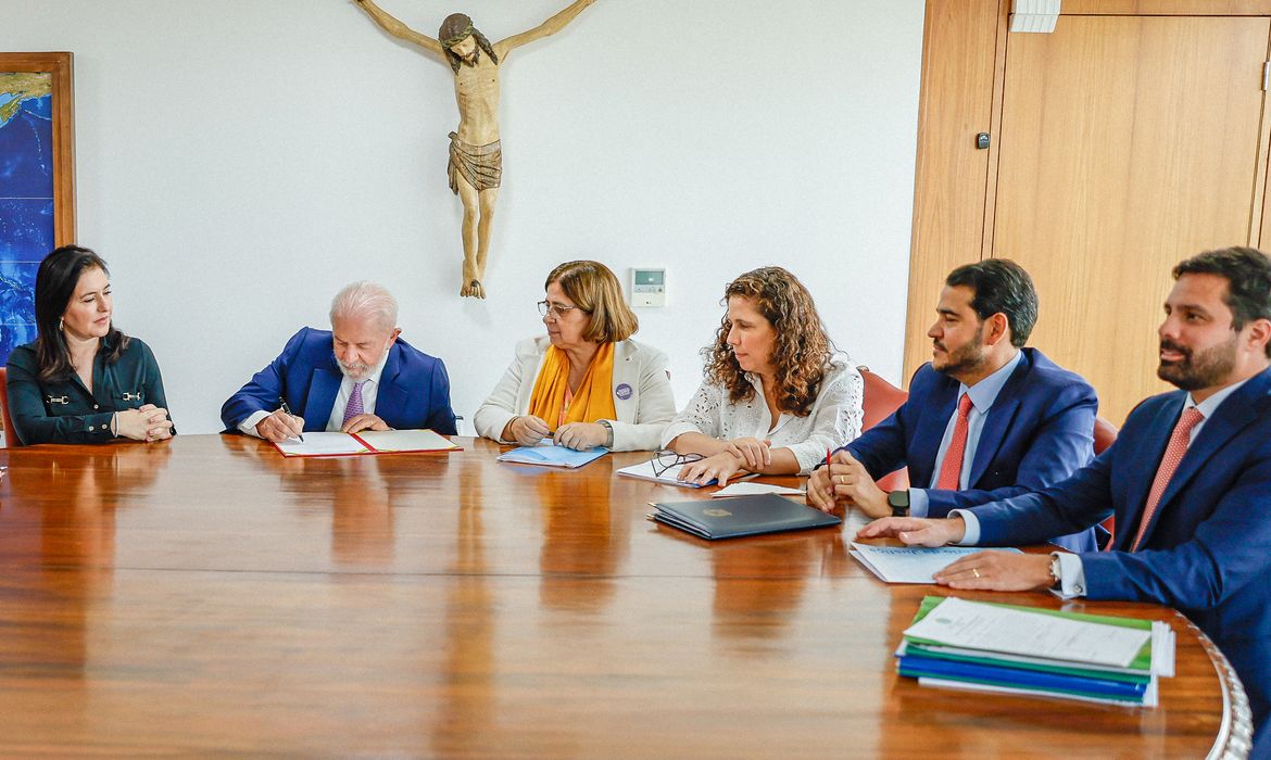 10.10.2024 - Presidente da Repblica, Luiz Incio Lula da Silva, durante a sano do PL 4266/2023, que lei que agrava pena de feminicdio e de outros crimes praticados contra a mulher, no Palcio do Planalto. Na foto (da esquerda para a direita): Ministra do Planejamento e Oramento, Simone Tebet; Presidente da Repblica, Luiz Incio Lula da Silva; Ministra das Mulheres, Cida Gonalves; Ministra da Gestao e Inovao em Servios Pblicos, Esther Dweck; Advogado-Geral da Unio, Jorge Messias e o Secretrio-Executivo do Ministrio da Justia, Manoel Carlos de Almeida. Braslia - DF. Foto: Ricardo Stuckert / PR