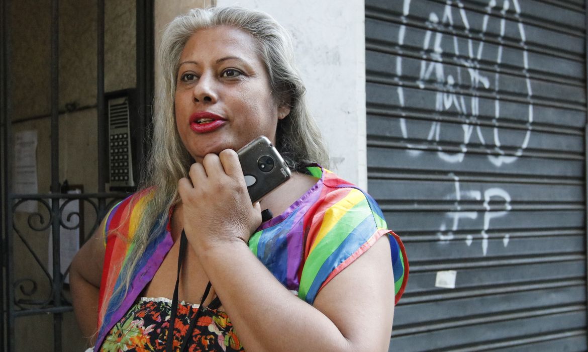  A ativista LGBT Indianara Siqueira, coordenadora da Casa Nem, um dos grupos que atualmente ocupa do  edíficio abandonado Almeida Rêgo, na Rua Dias da Rocha 27, em Copacabana, onde foi encontrado acervo com animais empalhados, ossadas, bustos e