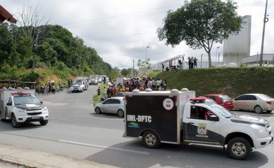 Carros do IML em frente ao Complexo Prisional Anísio Jobim (Compaj), em Manaus 