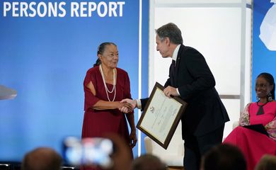 O secretário de Estado dos EUA, Antony Blinken, presenteou Pureza Lopes Loyola com o prêmio TIP Report Hero no lançamento do Relatório de Tráfico de Pessoas (TIP) 2023 no Departamento de Estado em Washington, DC, EUA, em 15 de junho de 2023. REUTERS/Sarah Silbiger