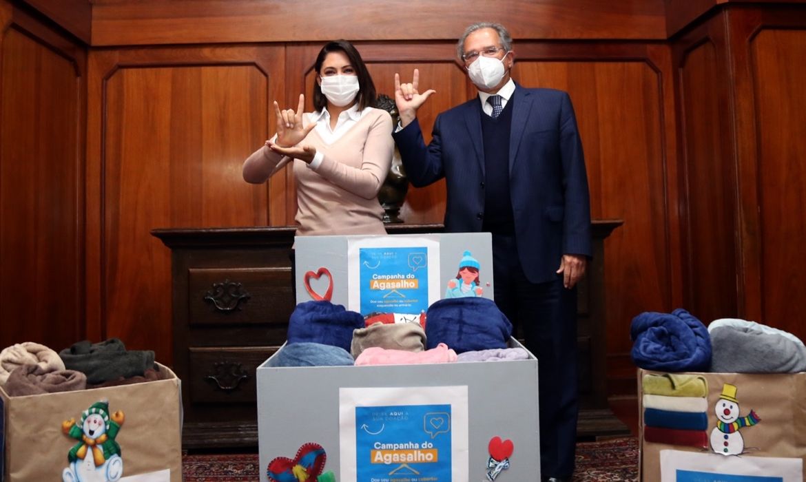 Ministro Paulo Guedes recebeu, nesta segunda (05), a primeira-dama, Michelle Bolsonaro, para campanha de doação de agasalhos. Ao todo, foram arrecadados 148 itens, entre cobertores, agasalhos e calçados.