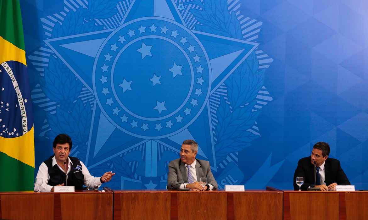 Os ministro da Saúde Luiz Henrique Mandetta,da Casa Civil, Braga Netto, e o presidente do Banco Central, Roberto Campos Neto, falam à imprensa no Palácio do Planalto, sobre as ações de enfrentamento ao covid-19 no país