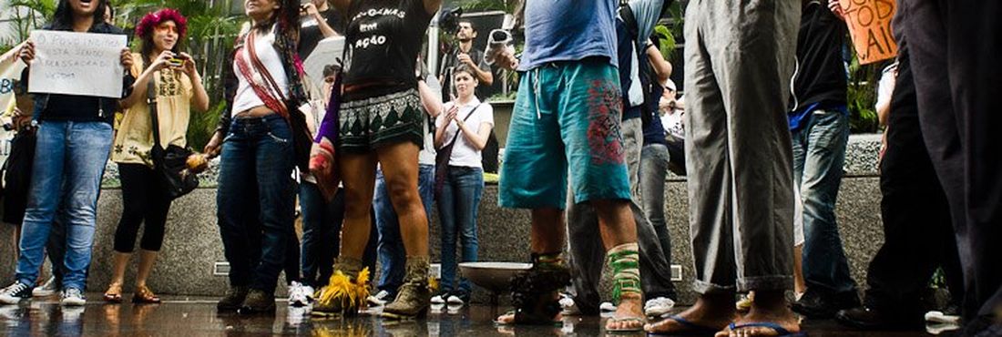 Embaixo de chuva manifestantes vão às ruas pelos guarani Kaiowá em SP