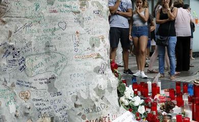 Milhares de pessoas prestam homenagem às vítimas do atentado terrorista na área de Las Ramblas, em Barcelona