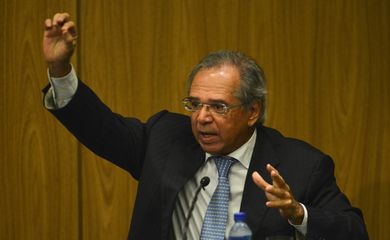 O ministro da Economia, Paulo Guedes, durante cerimônia de transmissão de cargo para o novo presidente do Banco Central (BC), Roberto Campos Neto.
