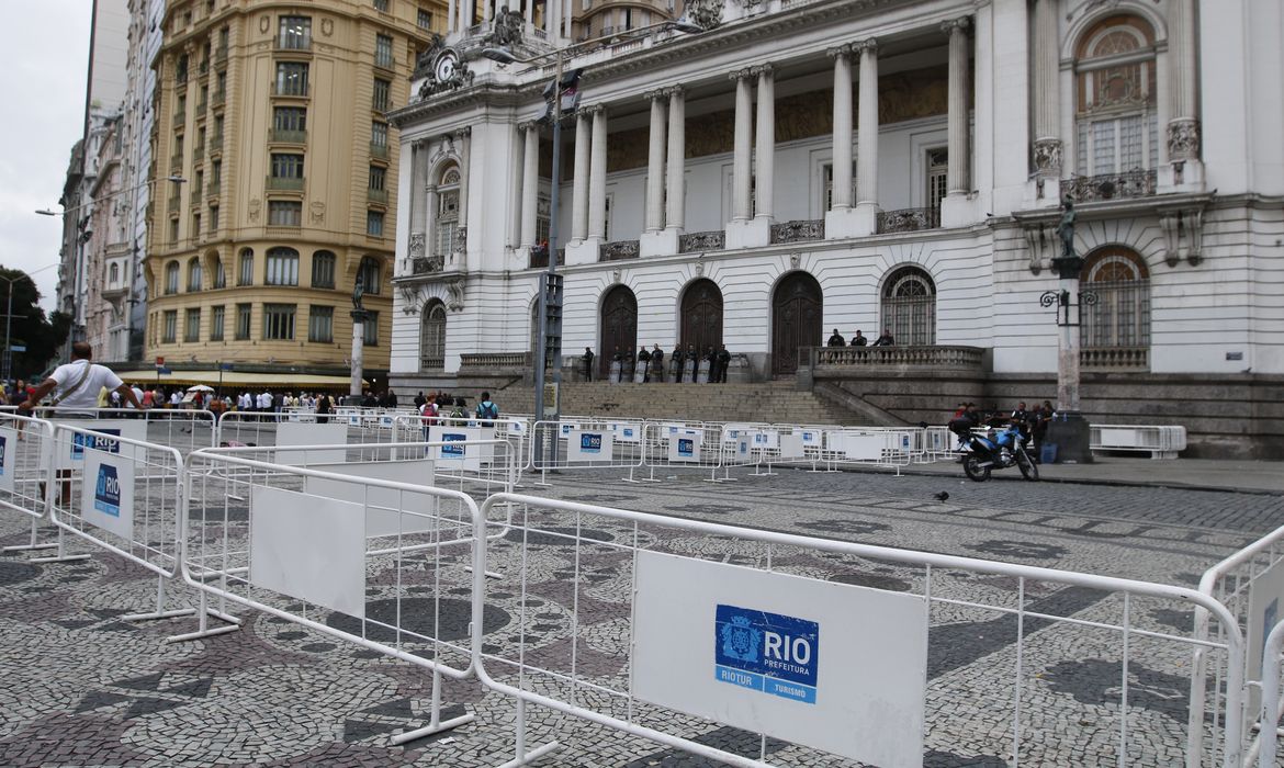  Câmara de Vereadores e cercada durante votação que propõe mudanças nas regras para transporte particular de passageiros na cidade. 
