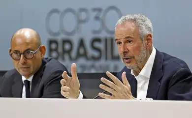 Belém (PA), 10/11/2025 - O Secretário Executivo da Convenção-Quadro das Nações Unidas sobre Mudança do Clima (UNFCCC), Simon Stiell, e o presidente da COP30, embaixador André Corrêa do Lago, durante coletiva de imprensa após a abertura da 30a. Conferência das Partes da Convenção-Quadro das Nações Unidas sobre a Mudança do Clima, na COP30. Foto: Bruno Peres/Agência Brasil