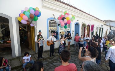 Paraty (RJ) - Sesc faz intervenção artística Poesias ao Vento, nas ruas da cidade, durante a Flip  (Tomaz Silva/Agência Brasil)