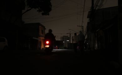 São Paulo (SP), 13/10/2024  -.Avenida Padre Arlindo Vieira no  bairro do Jabaquara sem energia elétrica desde sexta-feira devido as chuvas,.Foto: Paulo Pinto/Agência Brasil