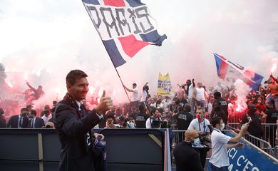 Torcedores festejam chegada de Messi no Parc des Princes - PSG